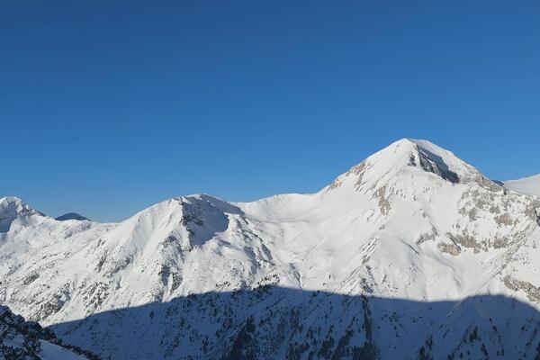 LAVINE POGODILE TURISTIČKO MESTO, OKO 1.000 LJUDI ZAROBLJENO: Sneg dostiže čak 7 METARA, a ne prestaje da VEJE...