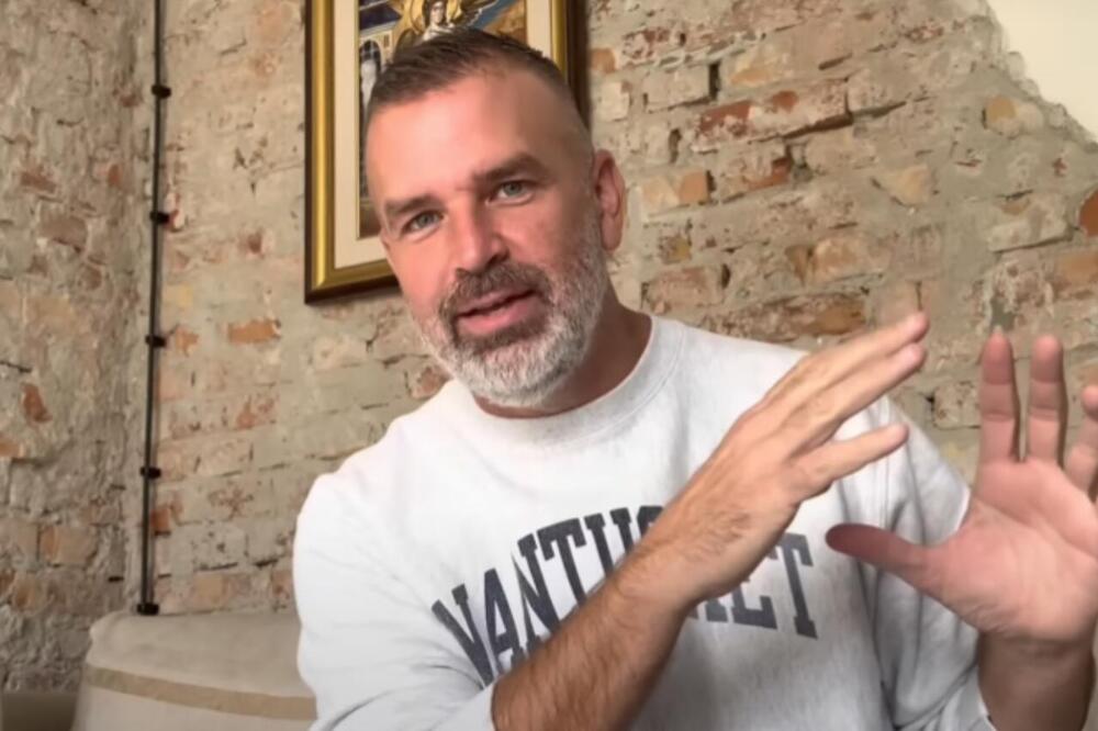 OVAJ AMERIKANAC ŽELI DA BUDE SAHRANJEN U SIĆEVU: Ima istetoviranu SRPSKO-AMERIČKU ZASTAVU i mnogo voli NAŠU ZEMLJU