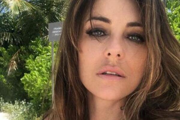 MA DA LI JE MOGUĆE DA ONA IMA 58 GODINA? Zavodljiv pogled i GRUDI OD BETONA: Bićete ljubomorni na njen DOBAR IZGLED