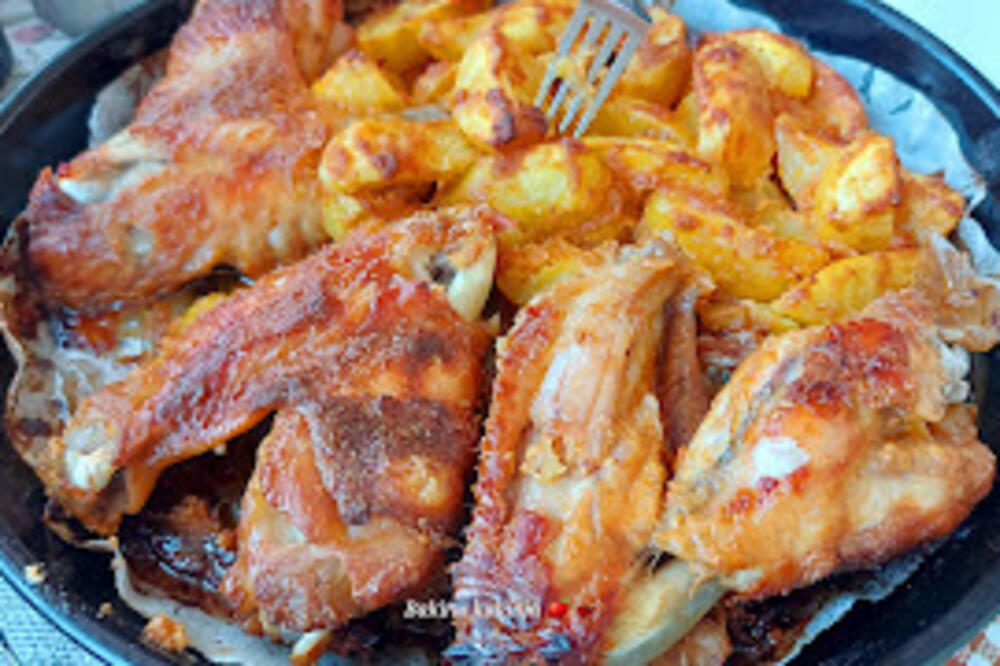NAJSOČNIJA PILEĆA KRILCA NA KROMPIRU U NEOBIČNOJ MARINADI ĆE VAS ODUVATI UKUSOM: Bakin recept za najbolji RUČAK