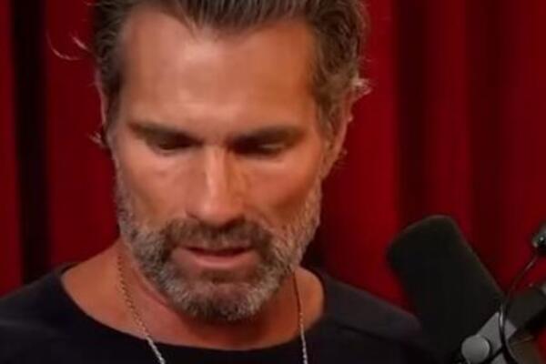 OVAJ ČOVEK PIJE I UŠMRKAVA SVOJ URIN 20 GODINA I TVRDI DA MU SE DESILO OVO SA ZDRAVLJEM: 1 PROMENU je odmah VIDEO