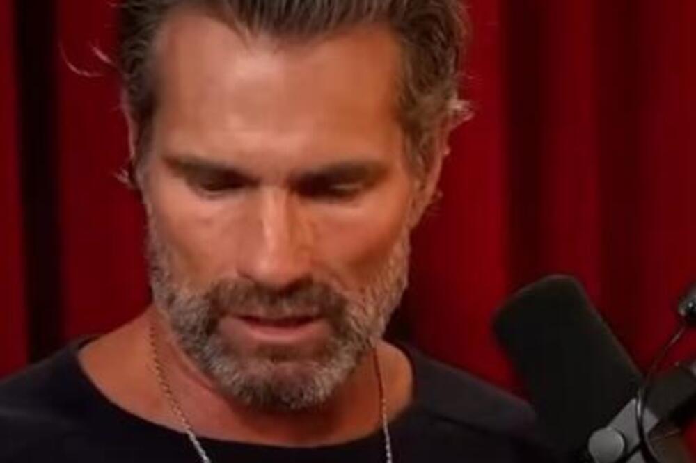 OVAJ ČOVEK PIJE I UŠMRKAVA SVOJ URIN 20 GODINA I TVRDI DA MU SE DESILO OVO SA ZDRAVLJEM: 1 PROMENU je odmah VIDEO