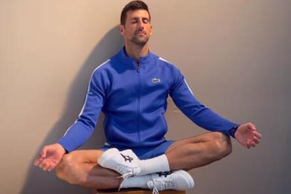 SVI SU SAMO STAJALI, ALI NE I ĐOKOVIĆ: Novak meditira na drvenim kutijama dok blicevi sevaju! (VIDEO)