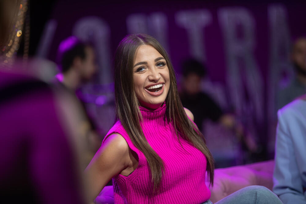 DAČIĆEVA SNAJKA MLATI EVRIĆIMA KAO OD ŠALE: Zgrnula BRDO LOVE za 5 minuta, SNIMAK OSVANUO NA MREŽE