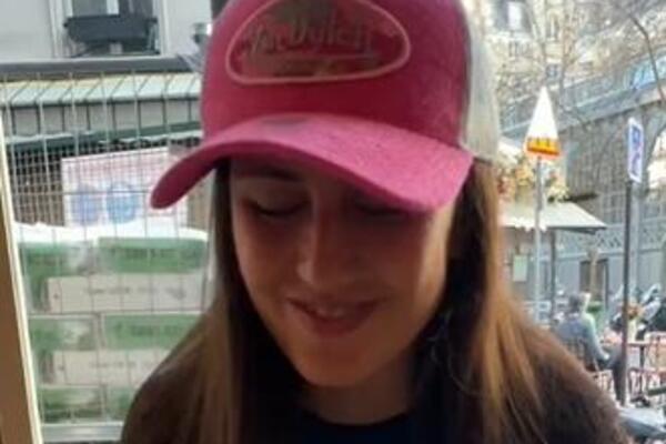 JELA JE SALATU U RESTORANU, A ONDA JE VIDELA DA JOJ SE NEŠTO MOTA OKO NOGU: Uradila je nešto što NIKO NIJE OČEKIVAO