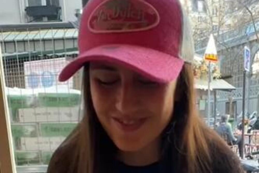 JELA JE SALATU U RESTORANU, A ONDA JE VIDELA DA JOJ SE NEŠTO MOTA OKO NOGU: Uradila je nešto što NIKO NIJE OČEKIVAO