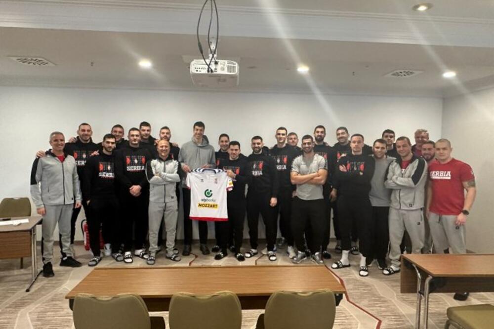 LUĆIĆ POSETIO RUKOMETAŠE SRBIJE PRED PRESUDNI MEČ: Kapiten Bajerna poželeo sreću "orlovima" i dobio poklon (FOTO)