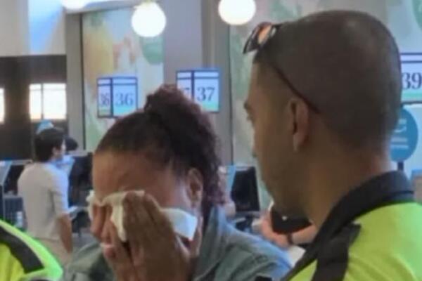 POLICAJCI SU VIDELI DA NEŠTO TRPA U TORBU: Kad je progovorila odmah su je pustili s onim što je uzela (VIDEO)