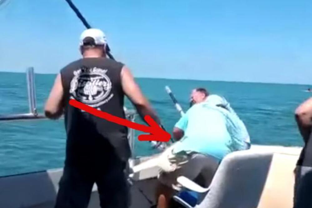 IZVUKAO JE ŠTAP IZ VODE A ONDA JE SVUDA KRENULA DA PRSKA KRV: Ovaj snimak gledajte na svoju odgovornost