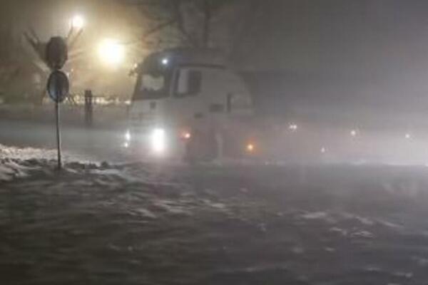 LANČANI SUDAR KOD STARE PAZOVE, A I SNEG NE PRESTAJE DA VEJE: Kolaps na putevima širom Srbije (FOTO/VIDEO)