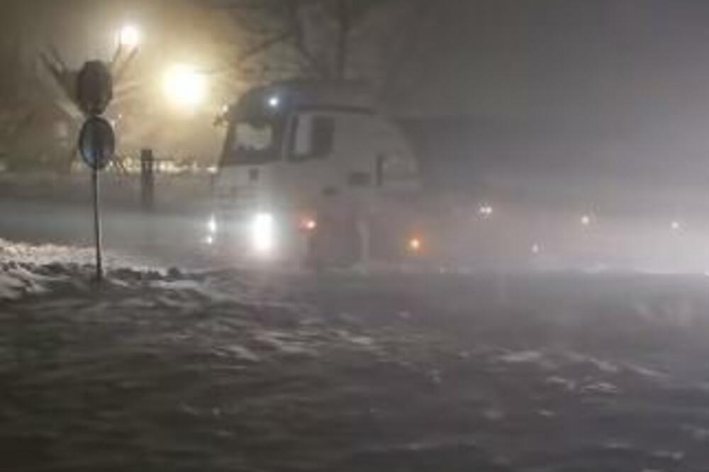 LANČANI SUDAR KOD STARE PAZOVE, A I SNEG NE PRESTAJE DA VEJE: Kolaps na putevima širom Srbije (FOTO/VIDEO)