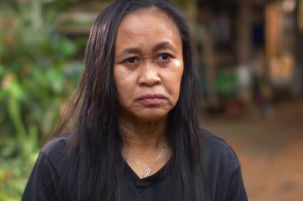 IZGLEDA STARIJE OD SVOJE MAJKE, A KAD BUDETE ČULI KOLIKO GODINA IMA NEĆETE VEROVATI: Za sve je krivo OVO (VIDEO)