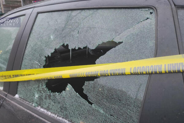 PRVI SNIMAK NAKON EKSPLOZIJE U SEVERNOJ MITROVICI: Oštećeno VIŠE AUTOMOBILA, otkriveni NOVI DETALJI! (VIDEO)