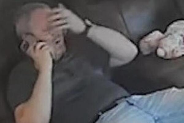 OVAJ OTAC SEDI NA KAUČU I TELEFONIRA, A ONDA SE PRED NJIM DEŠAVA BIZARNA STVAR: Nije se mogao OPASULJITI od šoka