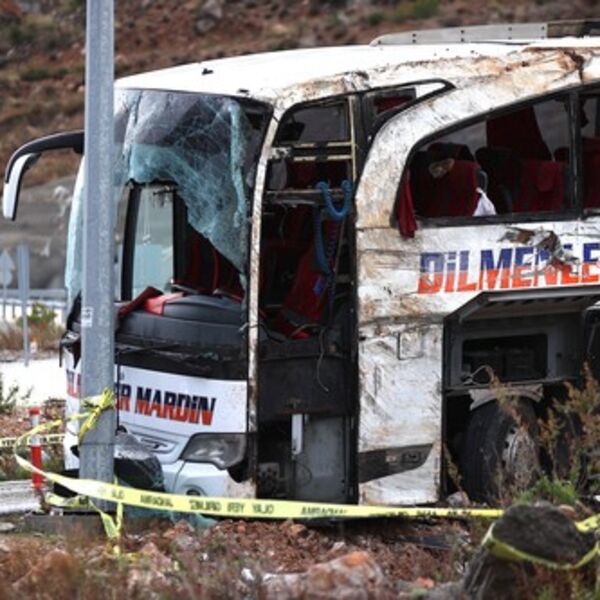 AUTOBUS SLETEO SA PUTA, VOZAČ NA MESTU OSTAO MRTAV! Jeziva nesreća u Mađarskoj - udario u drvo, pa sleteo u jarak!