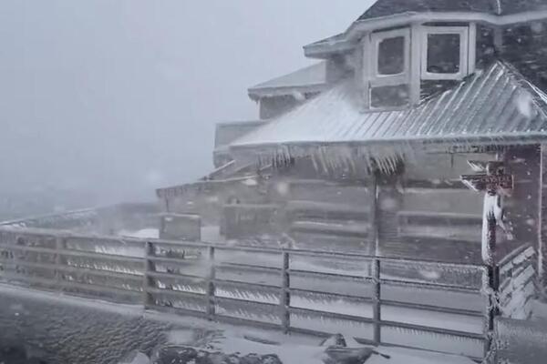 SNEŽNA OLUJA PRETVORILA POZNATI RESTORAN U ZALEĐENI DVORAC: Ovako nešto niste videli, NESTVARAN PRIZOR (FOTO)