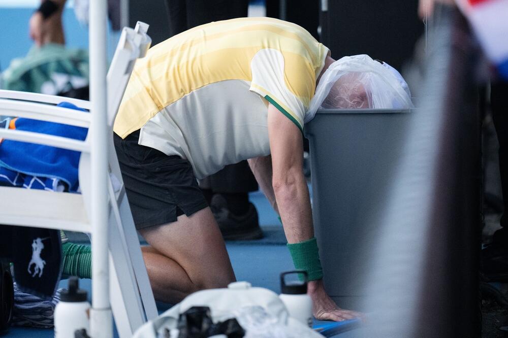 GLAVA U KANTI TRI SEKUNDE POSLE POBEDE: Rukovao se sa protivnikom pa brže-bolje zagnjurio u smeće! (VIDEO)