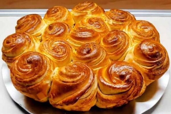 DOMAĆA CVET POGAČA JE IDEALNA ZA SVETOG JOVANA: U testo dodajte dva nova SASTOJKA i gledajte šta se DEŠAVA (VIDEO)