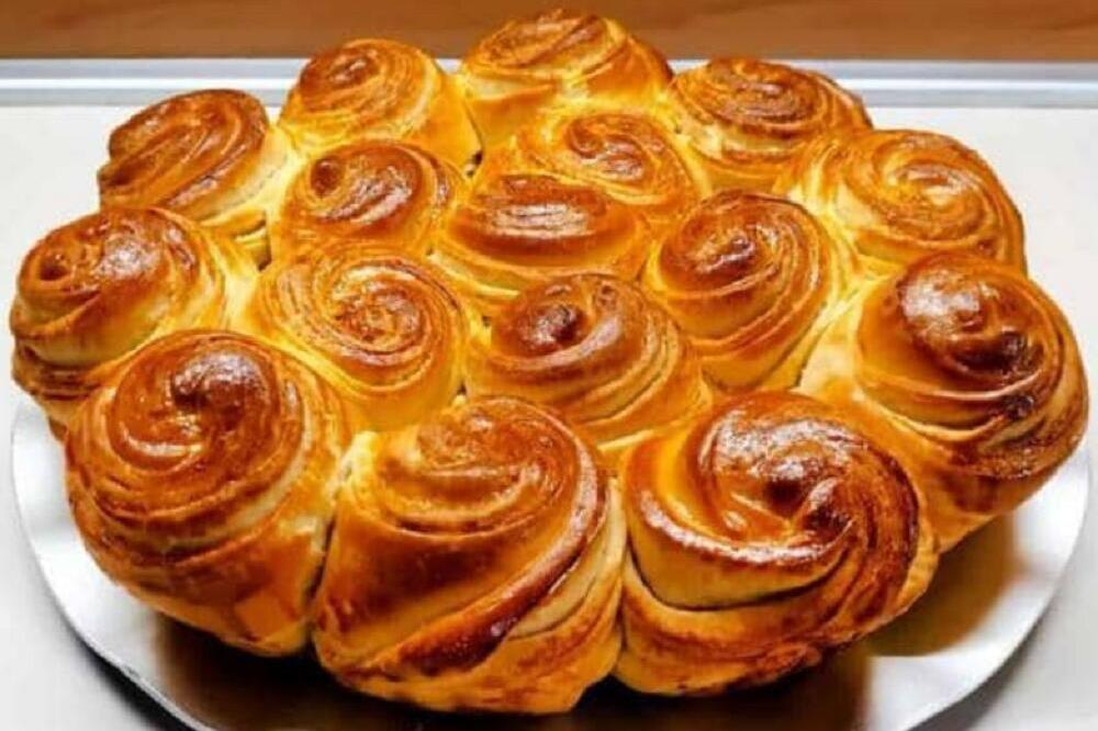 DOMAĆA CVET POGAČA JE IDEALNA ZA SVETOG JOVANA: U testo dodajte dva nova SASTOJKA i gledajte šta se DEŠAVA (VIDEO)