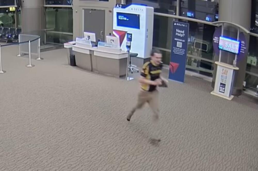 OVO JE TRENUTAK KADA JE MOMAK ISTRČAO PRED AVION KOJI SE KREĆE: Bio u ČARAPAMA, nakon toga pronađen je MRTAV! VIDEO