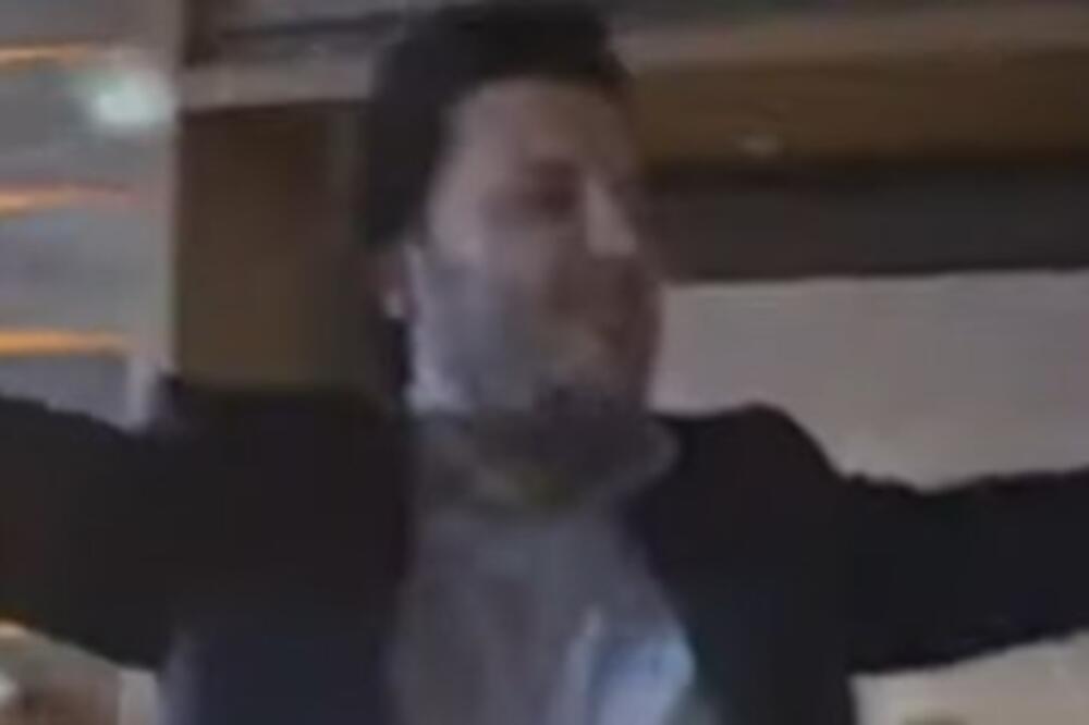 DRITAN ABAZOVIĆ ZAPEVAO IZ SVEG GLASA U KAFANI: Gledajte samo uz KOJU PESMU se VESELI, gađa ga pravo u SRCE (VIDEO)