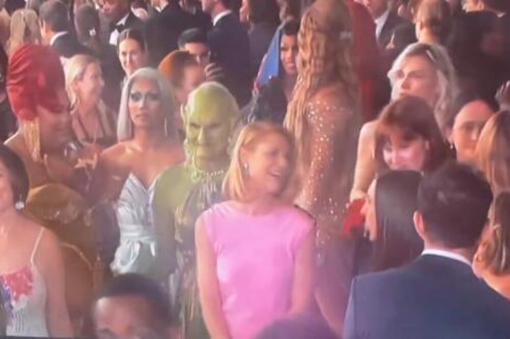 GOSPODE BOŽE, ŠTA JE OVO? Ušetao se među LJUDE i sve zabezeknuo, TRLJAĆETE OČI ZBOG ČUDNOG PRIZORA