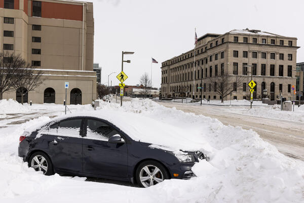 Amerika paralisana snegom i ledom: Otkazano na stotine letova, oluja se premešta ka ovim predelima
