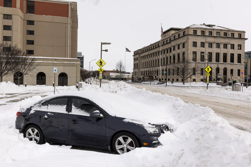 Amerika paralisana snegom i ledom: Otkazano na stotine letova, oluja se premešta ka ovim predelima