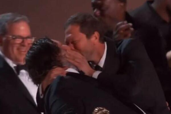 ŠČEPAO GA I POLJUBIO GA PRAVO U USTA PRED SVIMA: Ovo je NAJDUŽI, NAJČUDNIJI i NAJMUŽEVNIJI POLJUBAC IKAD, HIT