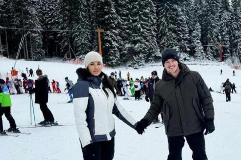 TANJA SAVIĆ SVE RAZNEŽILA PORODIČNOM SLIKOM: Pevačica uživa na ZIMOVANJU SA SINOVIMA I DEČKOM PILTOM, blistaju