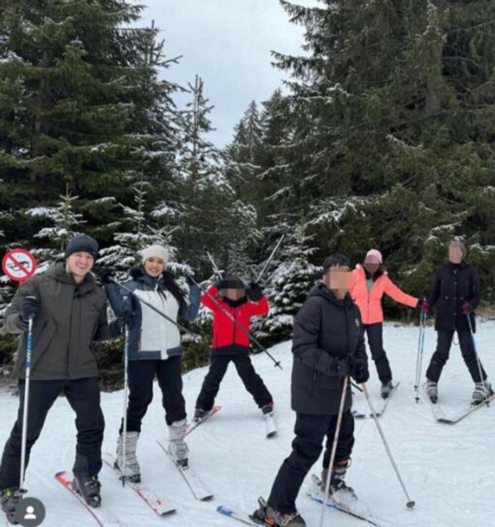 Tanja Savić sa dečkom i decom na zimovanju