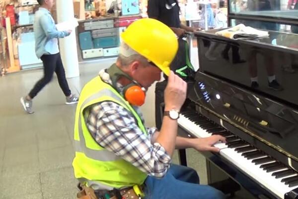 GRAĐEVINAC JE SEO ZA KLAVIR, A KAD JE ZASVIRAO SVI SU MOMENTALNO POČELI DA PLAČU: Nećete verovati zbog čega