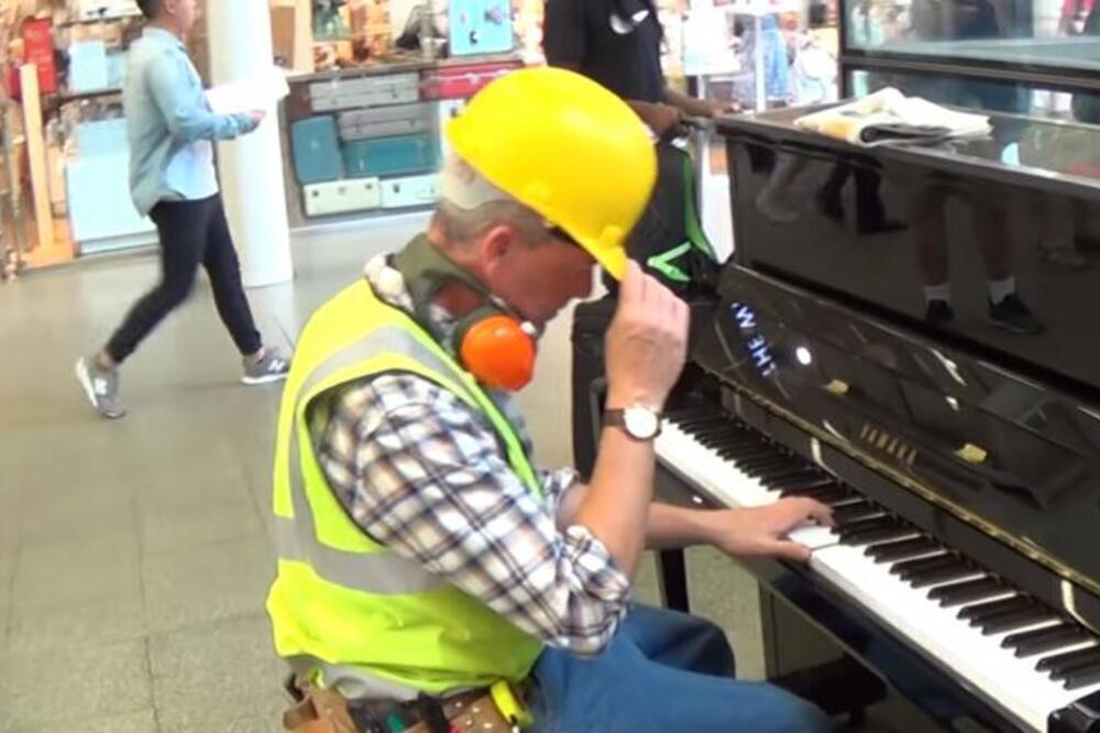 GRAĐEVINAC JE SEO ZA KLAVIR, A KAD JE ZASVIRAO SVI SU MOMENTALNO POČELI DA PLAČU: Nećete verovati zbog čega
