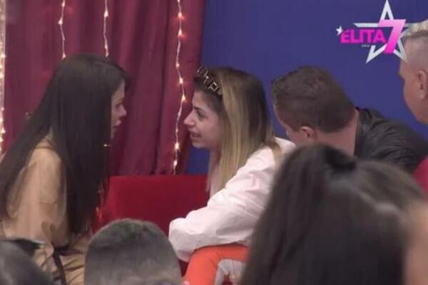 "TO SAMO BOLESNI RODITELJI MOGU DA PODRŽE..." Majka Anđele Šparavalo JAVNO OPLELA po njenoj vezi sa ŽENOM