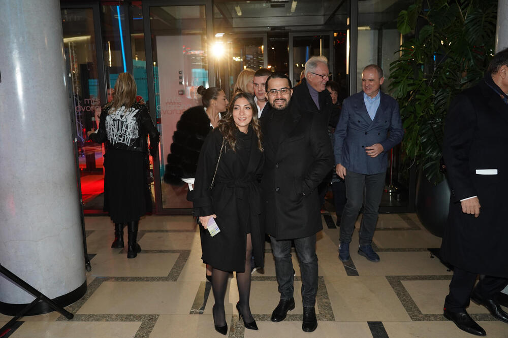 DŽEJEVE ĆERKE DOŠLE NA PREMIJERU FILMA "NEDELJA": Marija BLISTA, a Ana sa Adilom izazvala POMETNJU