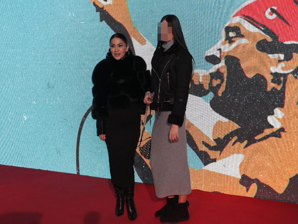 Mina se sinoć pojavila na premijeri filma 'Nedelja' sa ćerkom Anastasijom