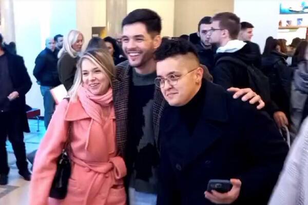 NAHRANILA BEBU, PROMENILA PELENE PA DOŠLA NA CRVENI TEPIH: PRVO pojavlivanje Marije Šerifović od kad je MAJKA