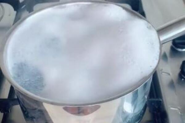 SIPALA JE OMEKŠIVAČ DIREKTNO U KIPUĆU VODI I OSTALA ZAPANJENA REZULTATOM: Čim vidite šta je, uradićete ISTO (VIDEO)