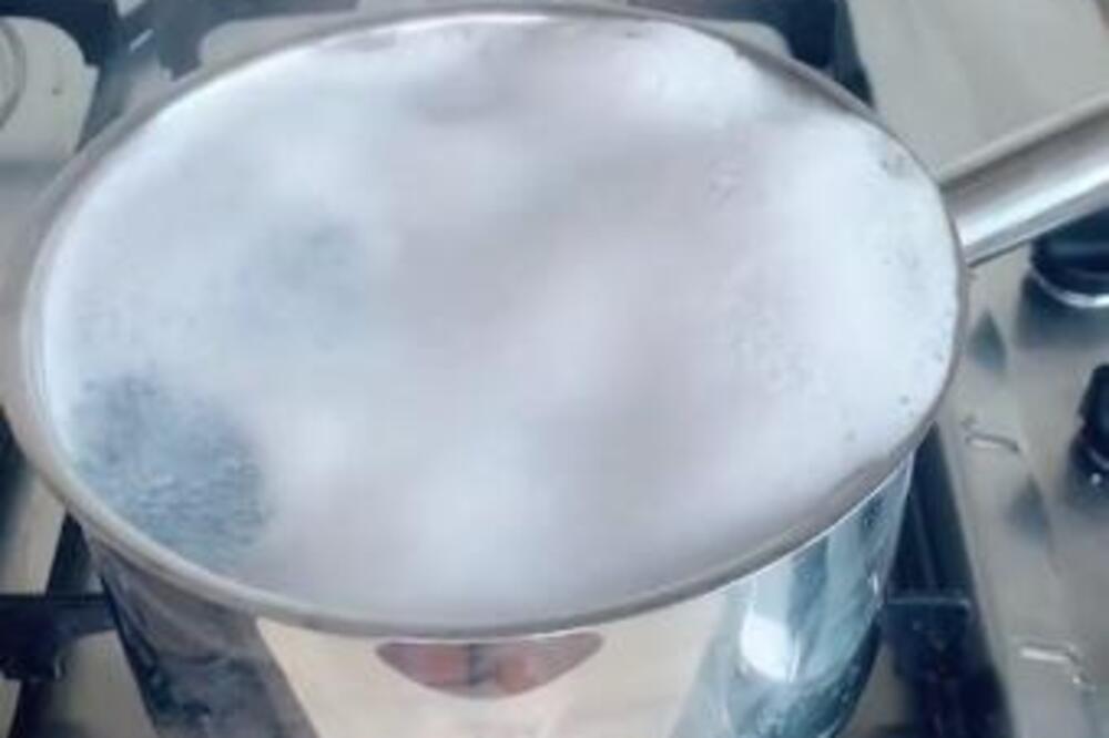 SIPALA JE OMEKŠIVAČ DIREKTNO U KIPUĆU VODI I OSTALA ZAPANJENA REZULTATOM: Čim vidite šta je, uradićete ISTO (VIDEO)