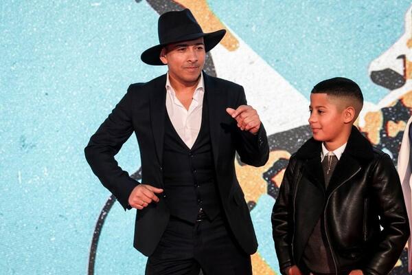 OVO SU MALI I VELIKI DŽEJ! ZABLISTALI NA PREMIJERI: Skinuli su pevačev lik u ORIGINALU, pogledajte ih samo