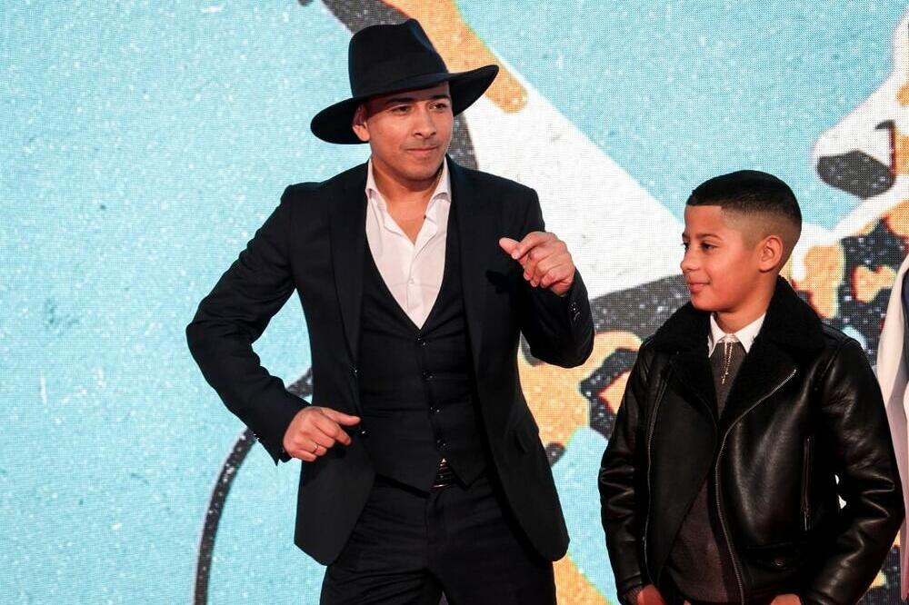 OVO SU MALI I VELIKI DŽEJ! ZABLISTALI NA PREMIJERI: Skinuli su pevačev lik u ORIGINALU, pogledajte ih samo