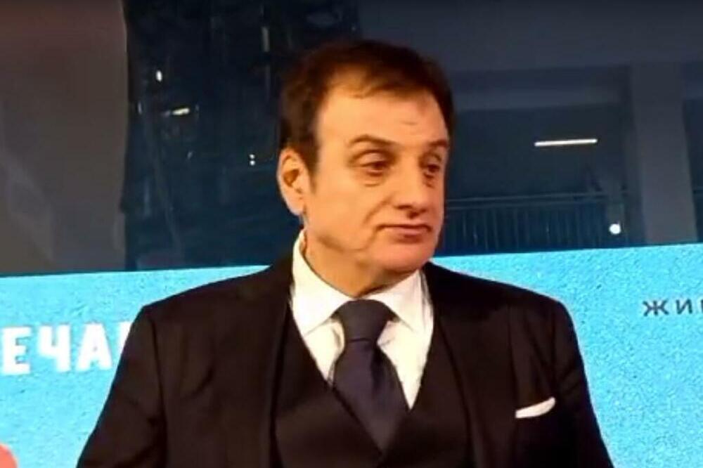 OVO JE MUŽ ANICE DOBRE! BIO JE NAJBOLJI DŽEJEV PRIJATELJ: Emocije ga SAVLADALE, samo što ne zaplače