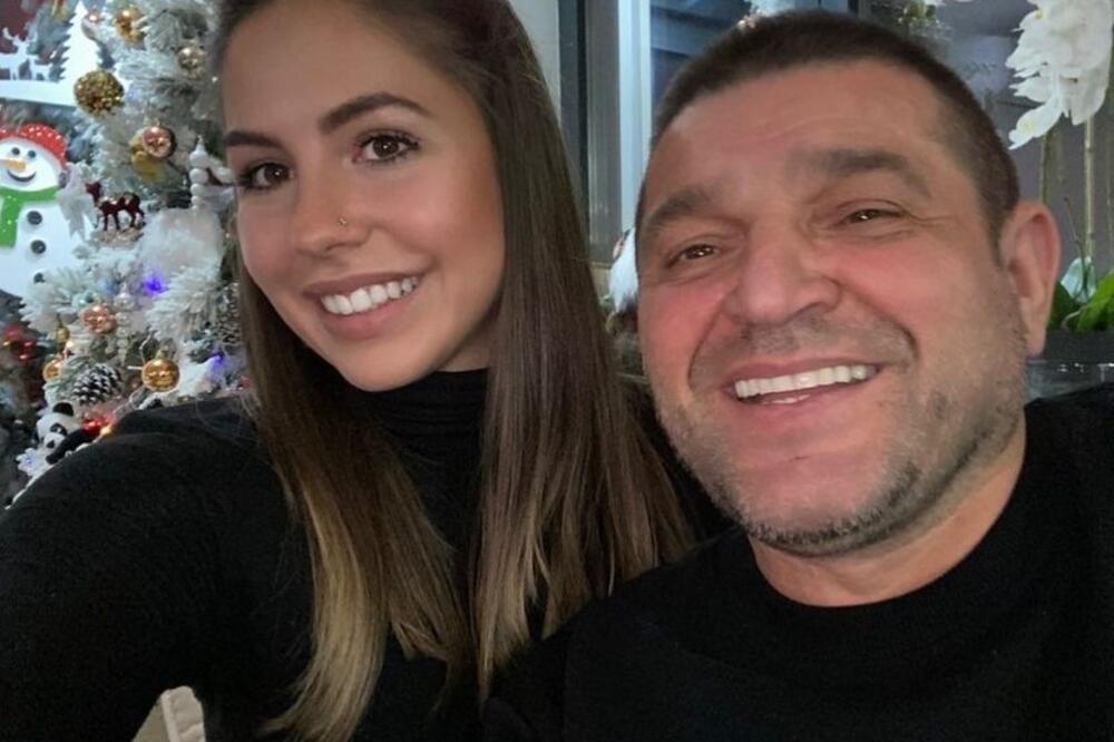 DOK ĆALE SRBUJE, ĆERA ZAVRŠAVA KOLEDŽE U AMERICI: Skinula se MEZIMICA Baje Malog Knindže, GOLOTINJOM obara sa nogu