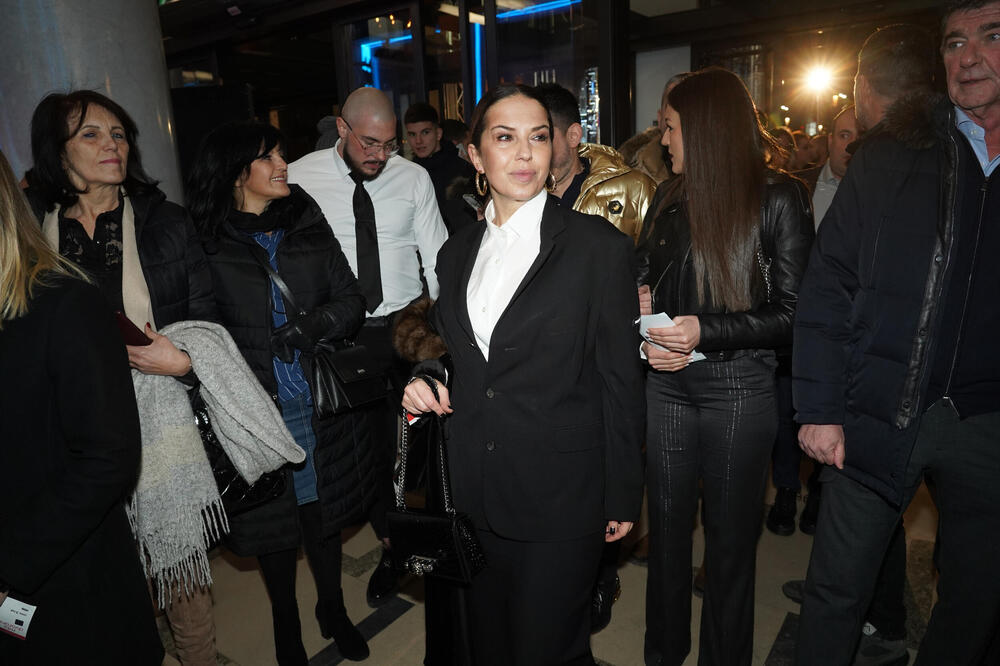 OVO SMO BAŠ DUGO ČEKALI! NATAŠA NINKOVIĆ SA MUŽEM DOŠLA U CENTAR BEOGRADA: Pogledajte ih samo, KAO DECA