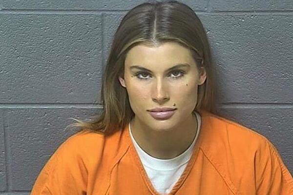 VERONIKA JE UHAPŠENA A ZA SVE JE KRIVA OVA SLIKA IZ ZATVORA: Muškarcima kada je vide SPADAJU HLAČE a SRCE PRESKAČE