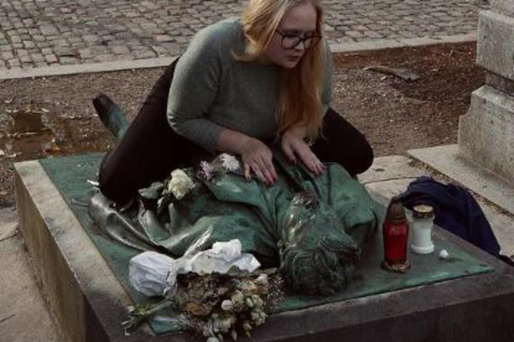 OVO JE NAJPERVERZNIJI GROB NA SVETU, ŽENE GA HVATAJU ZA MEĐUNOŽJE I TRLJAJU SE O NJEGA: Šokiraće vas kome PRIPADA