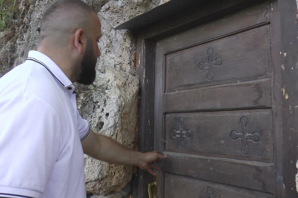 VELIKU SRPSKU SVETINJU KOD TUTINA OBILAZI SAMO HODŽA: Veruje se da su se u CRKVI Svetog Nikole dešavala ČUDA! FOTO