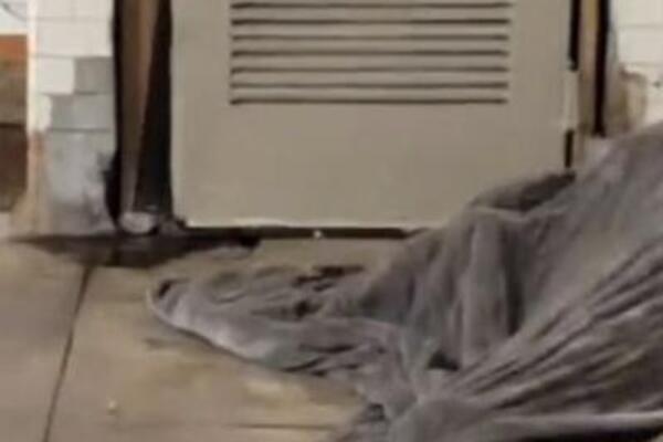 PRIŠAO JE BESKUĆNIKU U METROU, ONO ŠTO JE USLEDILO NIJE ZA SVAČIJE OČI: Prizor kao iz PAKLA, OVO JE STRAVIČNO