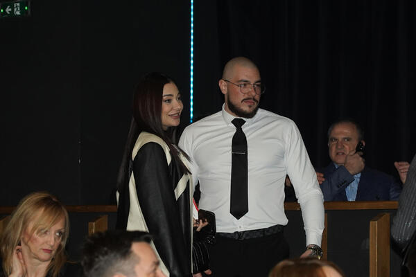 MAJKO MILA, KAKAV JE OVO DASA: Mnoge SRPKINJE će biti LJUBOMORNE na Sanju kada vide kakvog FRAJERA ŠETA