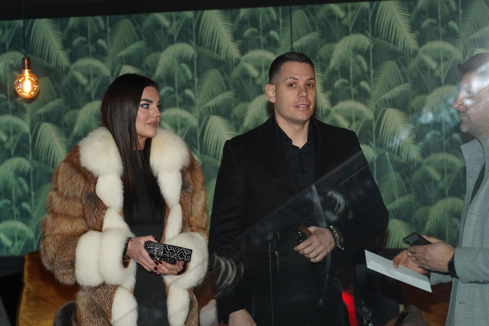 Njih dvoje uživaju u vezi već neko vreme, razmišljaju i o braku, a bivša misica se odlično slaže sa Bogdanovim ćerkom